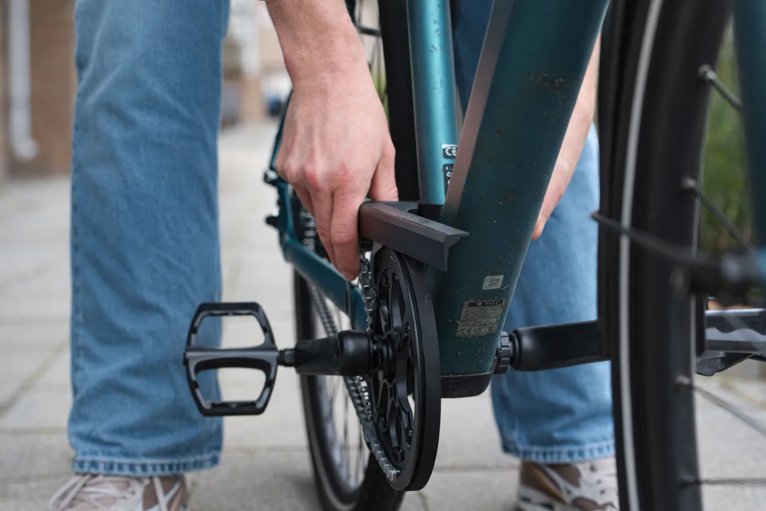Installing a PIJPJE chain guard on a bicycle
