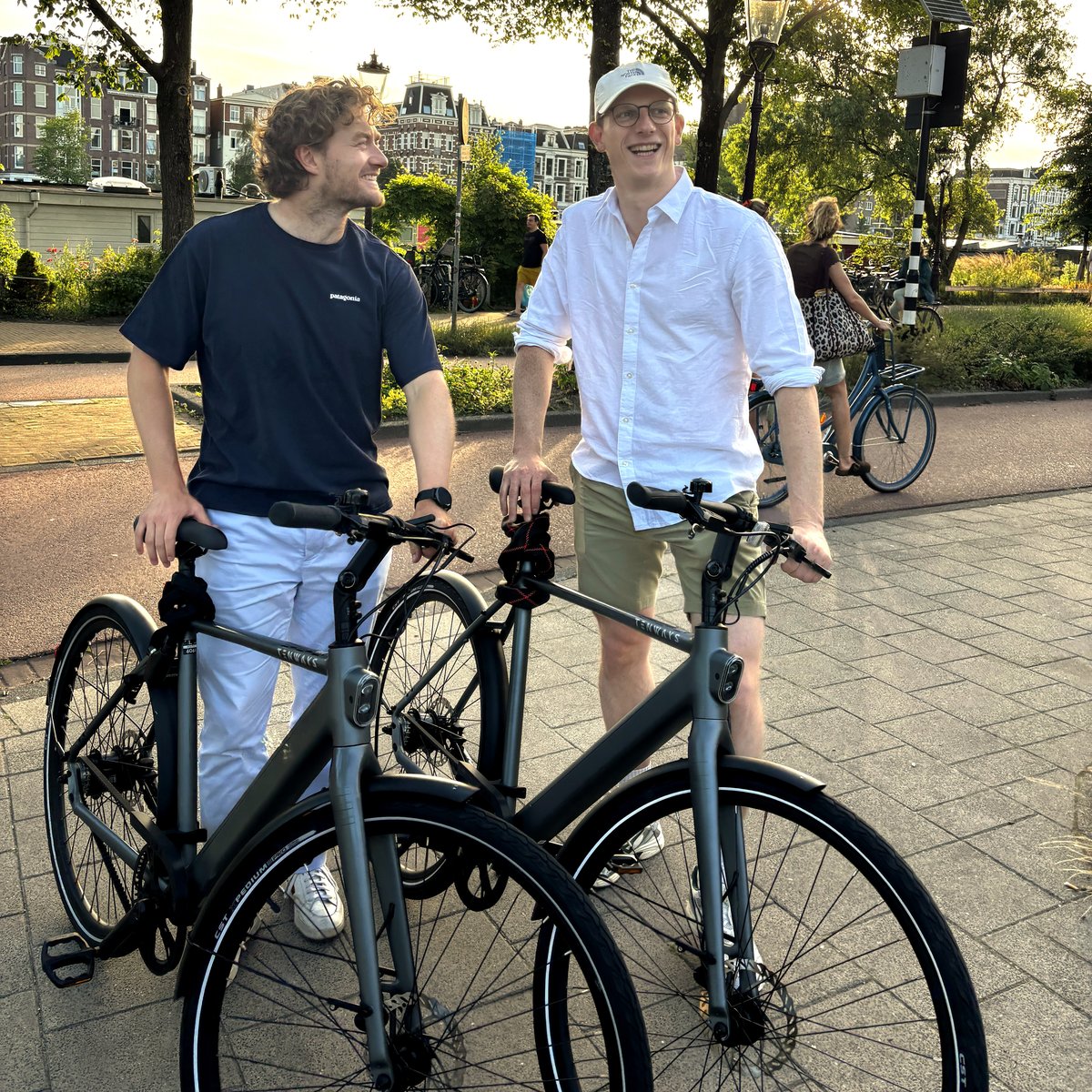 Jeroen en Pieter-Bas met hun Tenways fietsen in Amsterdam