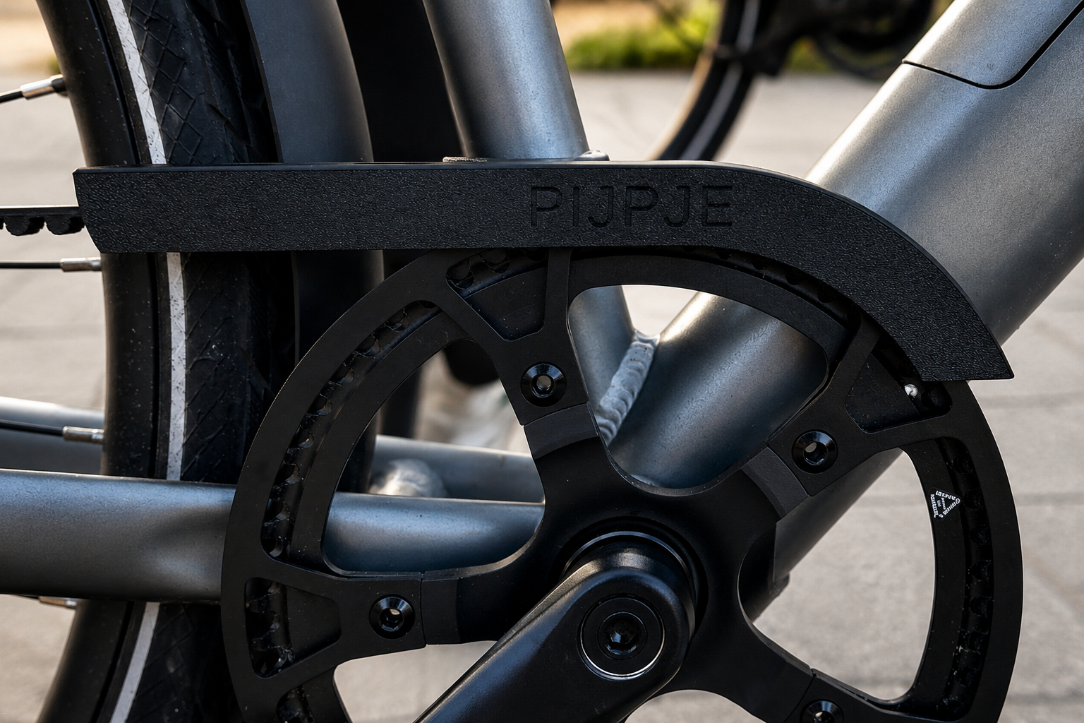 Close-up van PIJPJE kettingbeschermer gemonteerd op een fiets